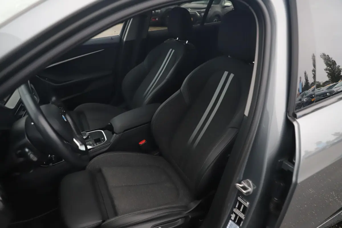 118i Automaat LMV Sportstoelen Half Leder Virtual Cockpit Navigatie Draadloos Carplay Sfeerverlichting Sport Velgen