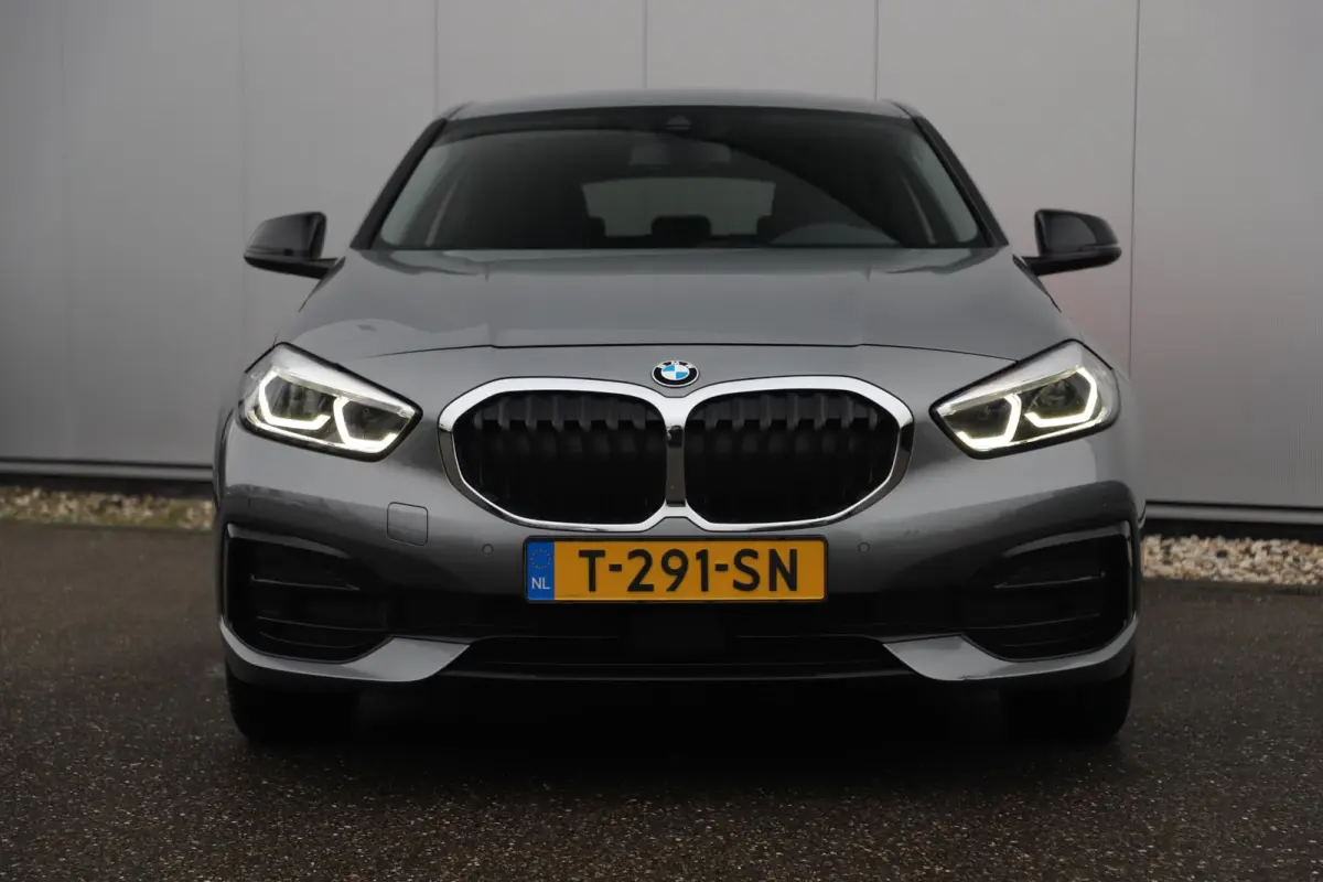 118i Automaat LMV Sportstoelen Half Leder Virtual Cockpit Navigatie Draadloos Carplay Sfeerverlichting Sport Velgen