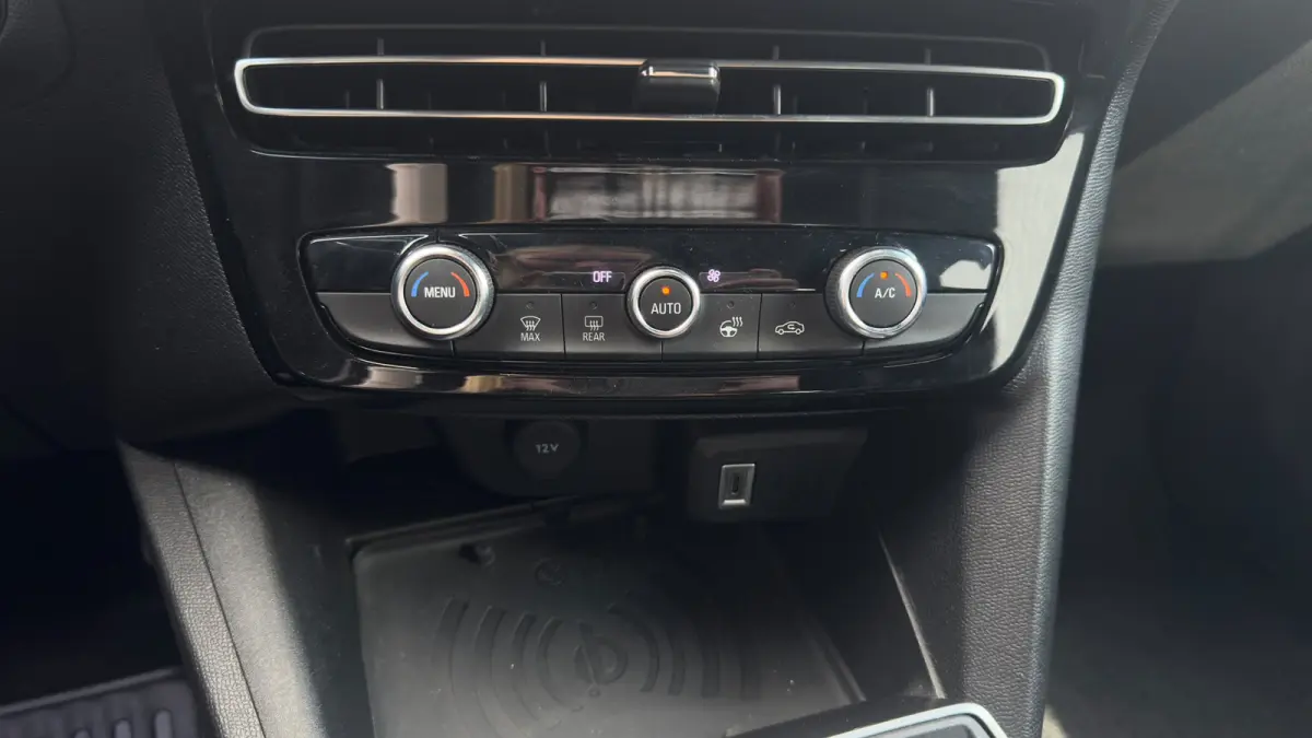 e - Edition | Camera | Dode hoek detectie | Apple Carplay / Android Auto | Draadloos opladen |