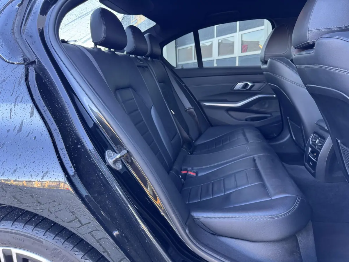 320e Business Edition Plus | Leder | Digital cockpit | Carplay | Navigatie | Stuur/Stoelverwaring | LED | DAB | Sensoren