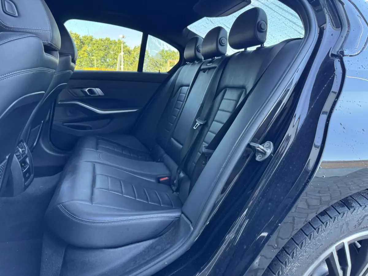 320e Business Edition Plus | Leder | Digital cockpit | Carplay | Navigatie | Stuur/Stoelverwaring | LED | DAB | Sensoren