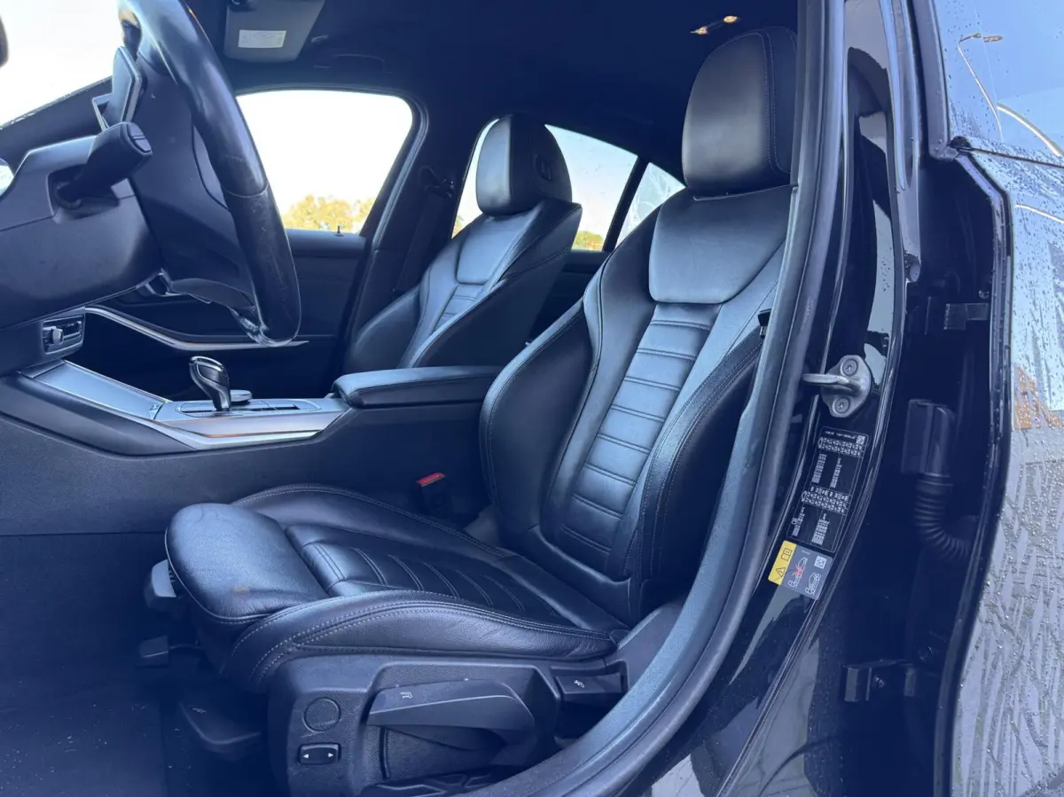 320e Business Edition Plus | Leder | Digital cockpit | Carplay | Navigatie | Stuur/Stoelverwaring | LED | DAB | Sensoren