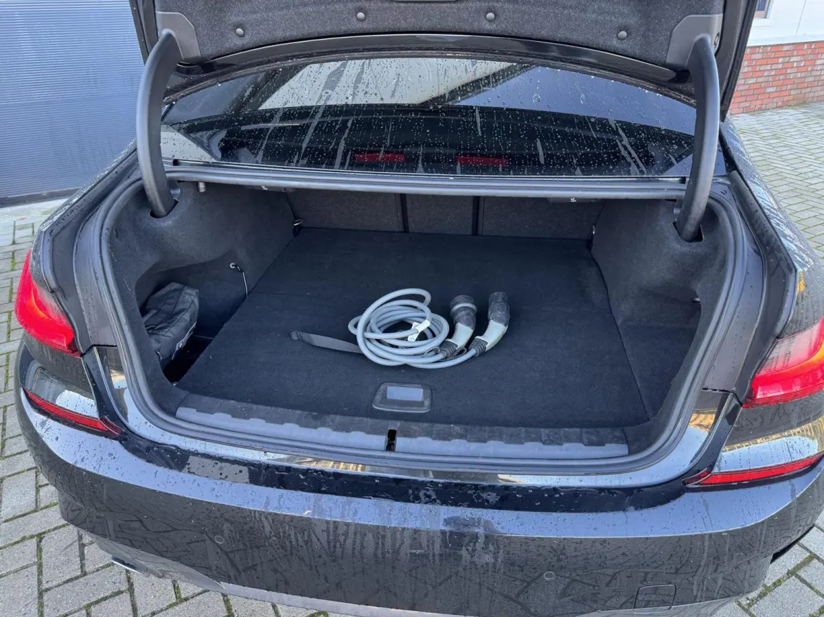 320e Business Edition Plus | Leder | Digital cockpit | Carplay | Navigatie | Stuur/Stoelverwaring | LED | DAB | Sensoren