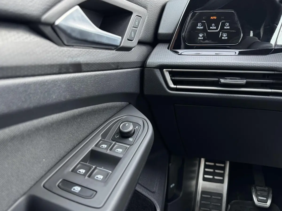 2.0 TSI GTI 245PK Handgeschakeld | Digital cockpit | Carplay | Adaptive cruise | Camera | Stuur/Stoelverwarming | Sensoren
