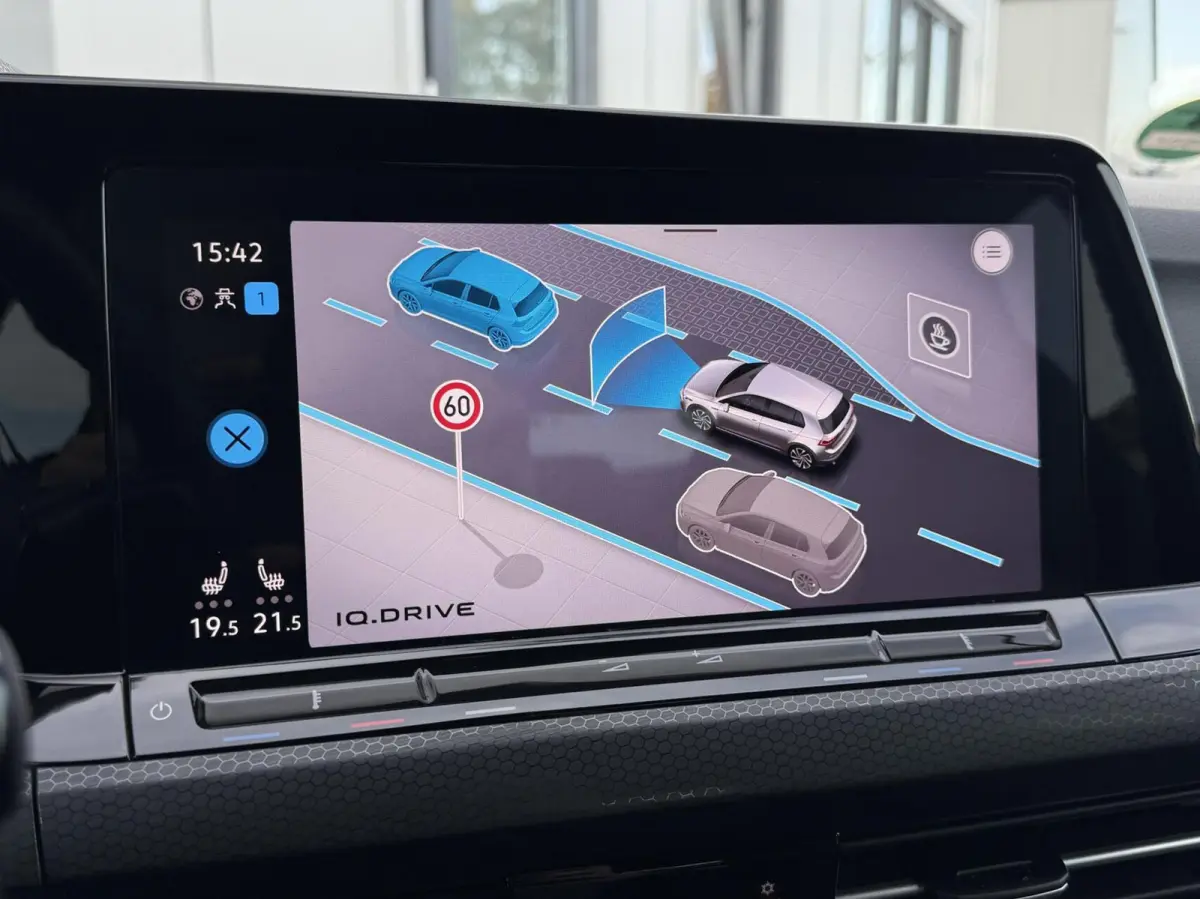 2.0 TSI GTI 245PK Handgeschakeld | Digital cockpit | Carplay | Adaptive cruise | Camera | Stuur/Stoelverwarming | Sensoren