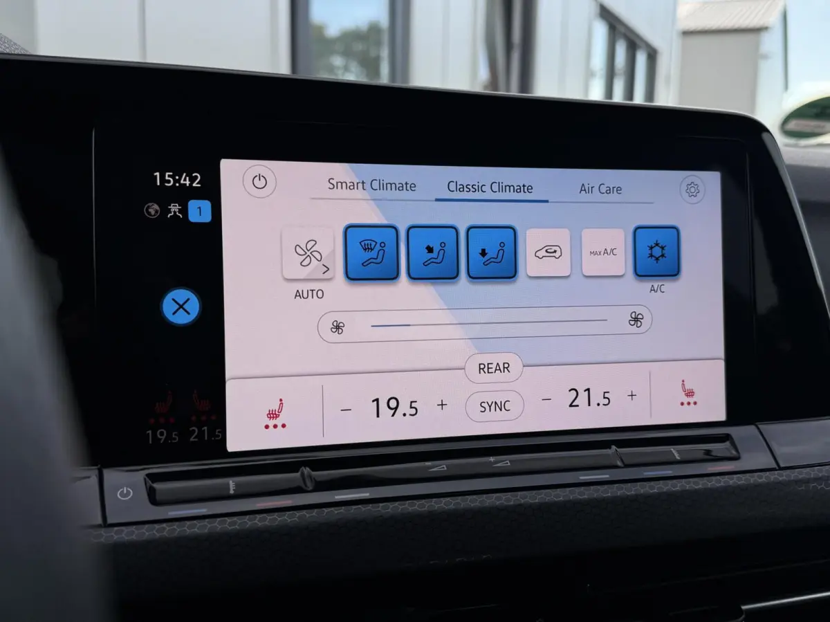 2.0 TSI GTI 245PK Handgeschakeld | Digital cockpit | Carplay | Adaptive cruise | Camera | Stuur/Stoelverwarming | Sensoren