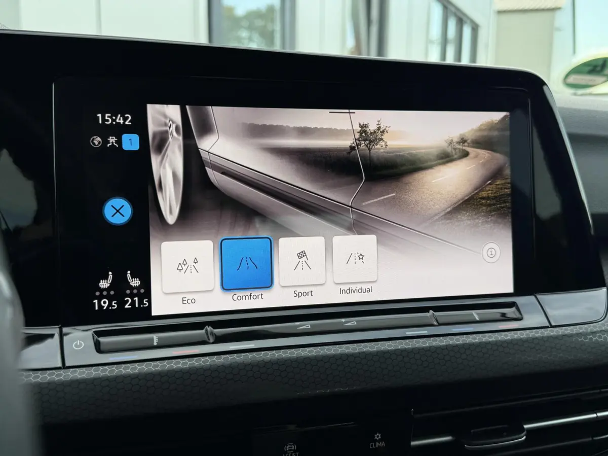 2.0 TSI GTI 245PK Handgeschakeld | Digital cockpit | Carplay | Adaptive cruise | Camera | Stuur/Stoelverwarming | Sensoren