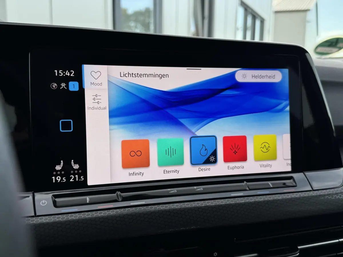 2.0 TSI GTI 245PK Handgeschakeld | Digital cockpit | Carplay | Adaptive cruise | Camera | Stuur/Stoelverwarming | Sensoren