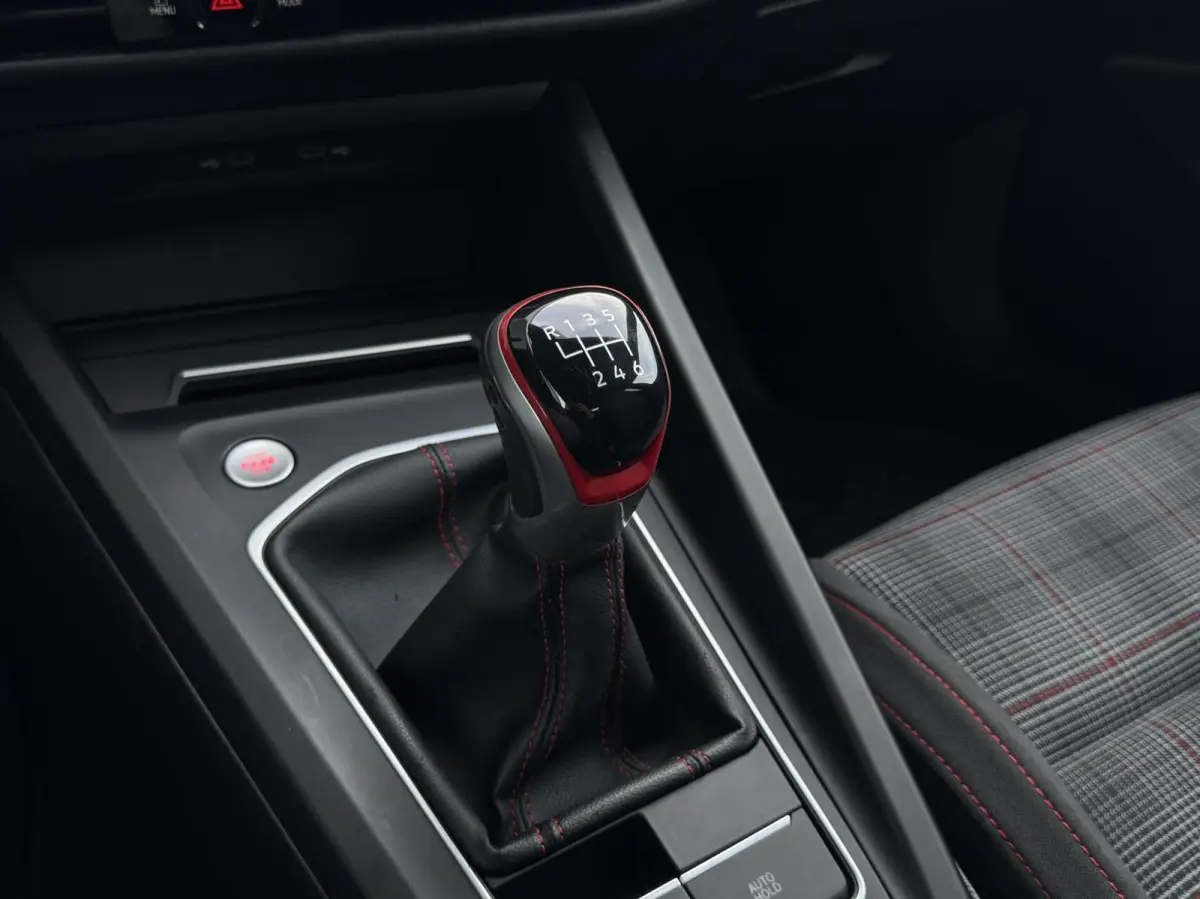 2.0 TSI GTI 245PK Handgeschakeld | Digital cockpit | Carplay | Adaptive cruise | Camera | Stuur/Stoelverwarming | Sensoren