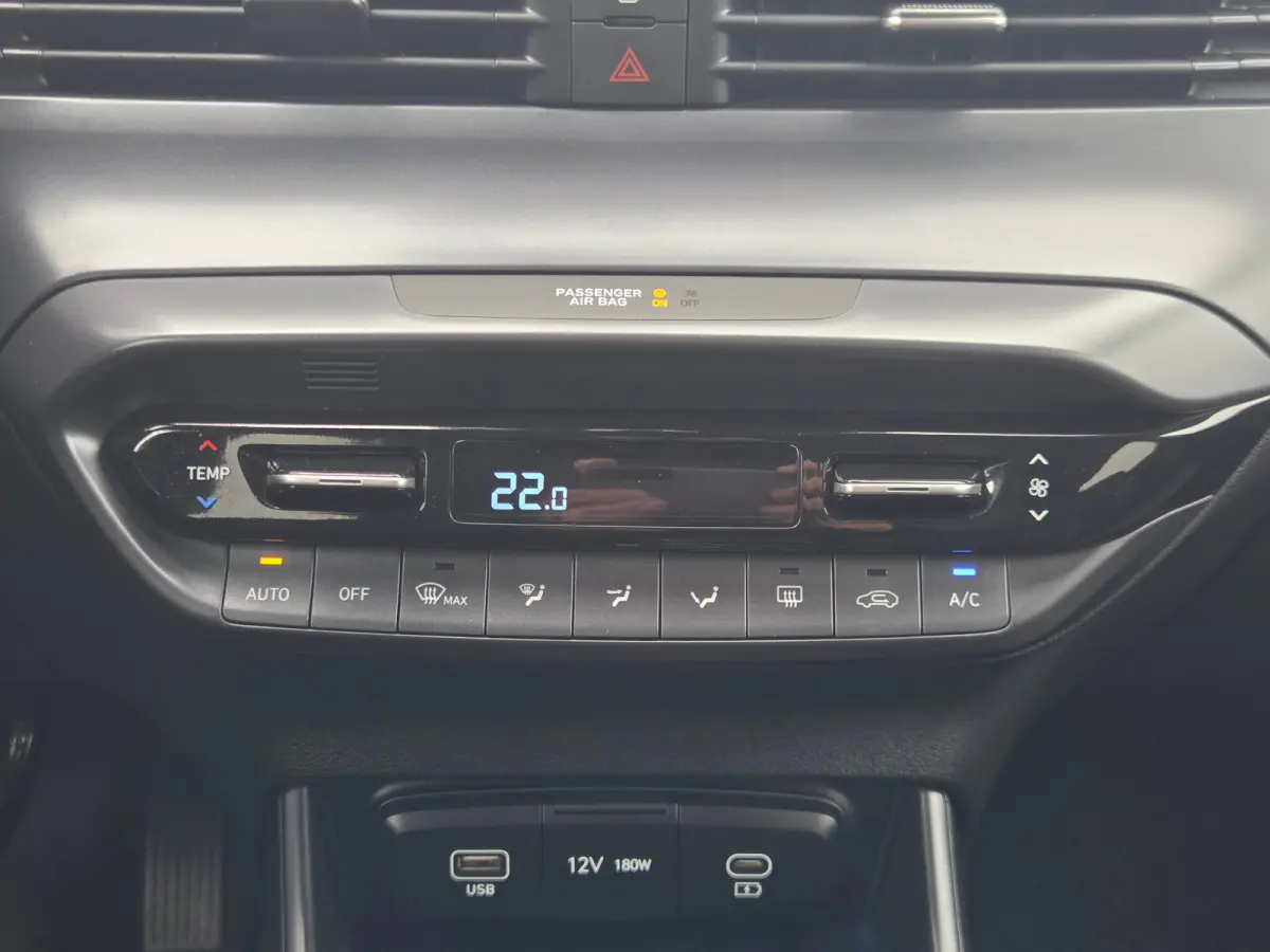 1.0 T-GDI 100pk Premium | Carplay | Climate control | Cruise control | Stoel/stuurverwarming | Camera | Parkeersensoren | DAB | Premium Audio | Lichtmetalen velgen | Navigatie
