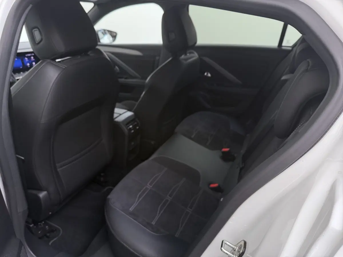 1.2 Ultimate | Achteruitrijcamera | Alcantara bekleding | Apple Carplay/Android Auto|telefoonintegratie premium