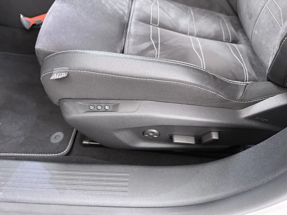 1.2 Ultimate | Achteruitrijcamera | Alcantara bekleding | Apple Carplay/Android Auto|telefoonintegratie premium