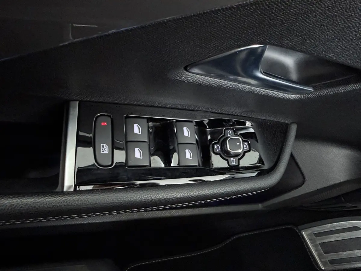 1.2 Ultimate | Achteruitrijcamera | Alcantara bekleding | Apple Carplay/Android Auto|telefoonintegratie premium