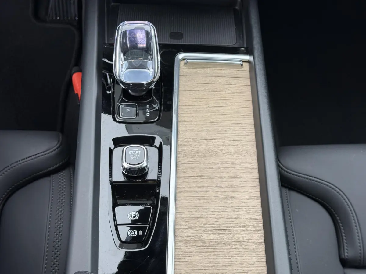 T6 Plug-in hybrid AWD Ultra Dark