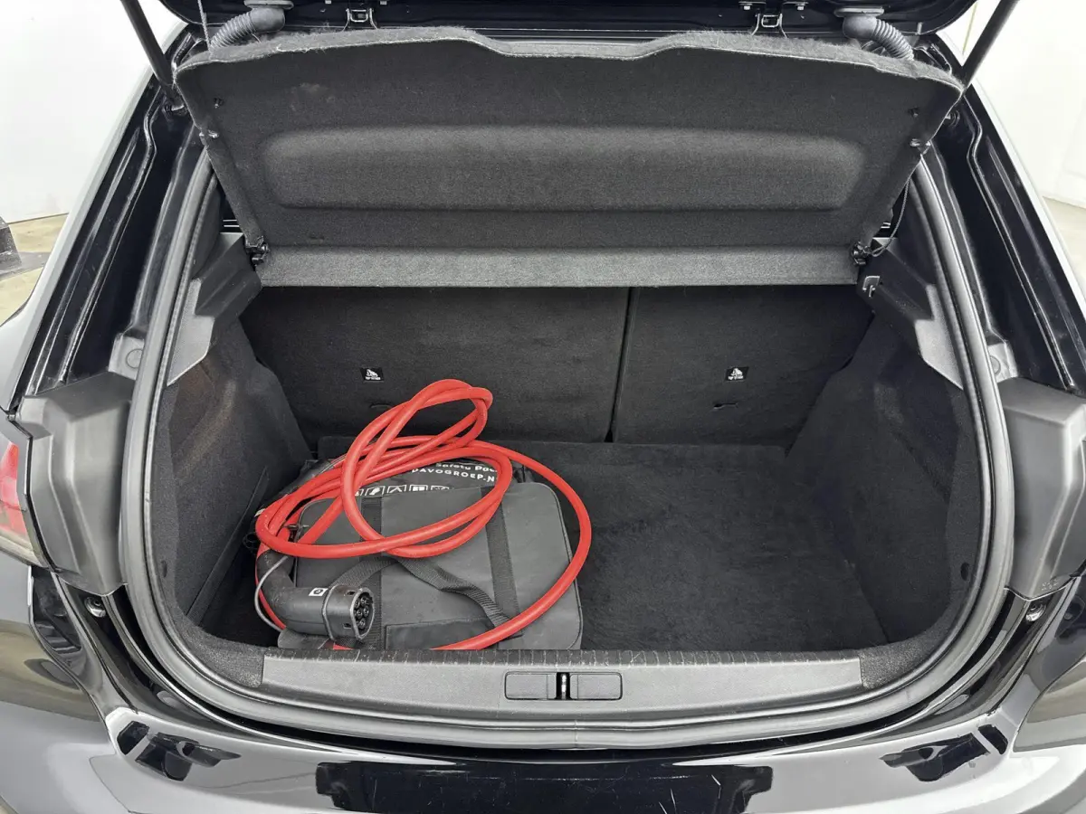 Active Pack 50kWh | 1ste eigenaar | ACCU 95% | Stoelverwarming | LED lampen | Parkeersensoren | Navigatie | AUTOMAAT