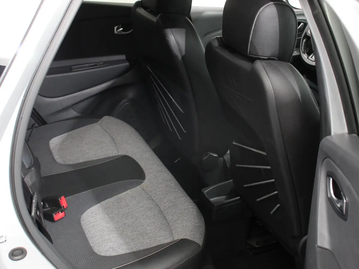 1.3 TCe Intens Automaat Climate control, Navigatiesysteem, Achteruitrijcamera LM velgen Trekhaak