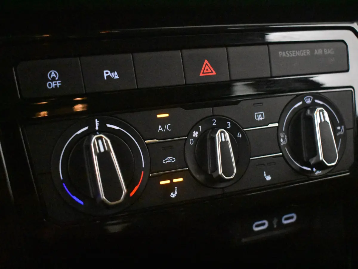 1.0 TSI Life Edition 115 PK | Achteruitrijcamera | Apple Carplay Android Auto | Keyless entry/start | Stoelverwarming | Navigatie | LED | DAB | 17"LMV