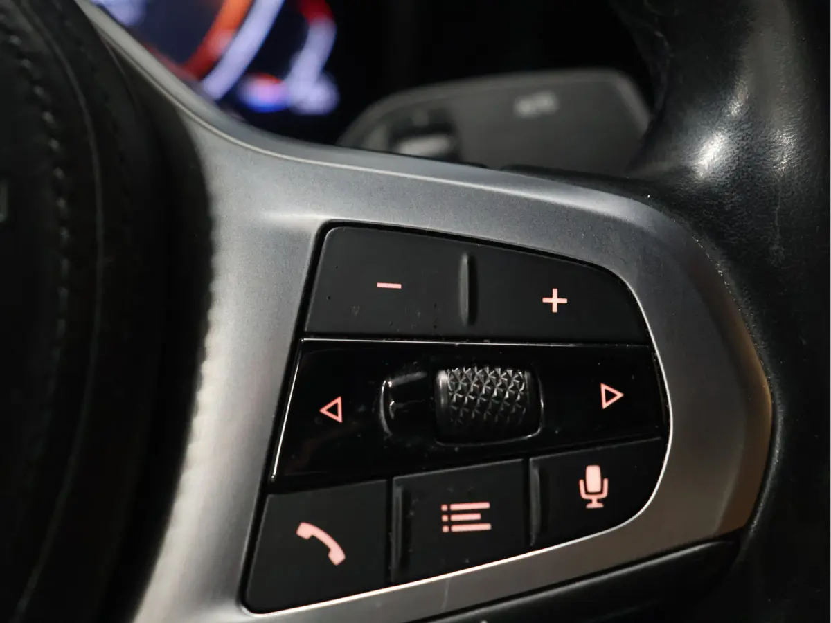 318i M Sport [APPLE CARPLAY, CRUISE CONTROL, DIGITAL DASH, TREKHAAK, PDC V+A, LED, LEDER, NAVIGATIE, BLUETOOTH, CLIMATE CONTROL, NIEUWSTAAT]