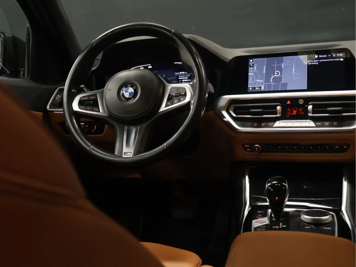 318i M Sport [APPLE CARPLAY, CRUISE CONTROL, DIGITAL DASH, TREKHAAK, PDC V+A, LED, LEDER, NAVIGATIE, BLUETOOTH, CLIMATE CONTROL, NIEUWSTAAT]