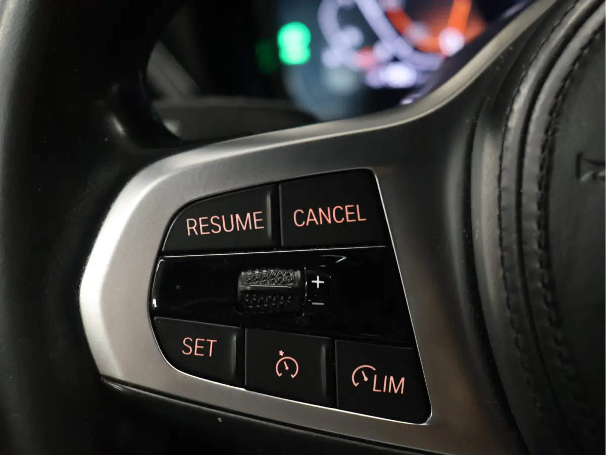 318i M Sport [APPLE CARPLAY, CRUISE CONTROL, DIGITAL DASH, TREKHAAK, PDC V+A, LED, LEDER, NAVIGATIE, BLUETOOTH, CLIMATE CONTROL, NIEUWSTAAT]