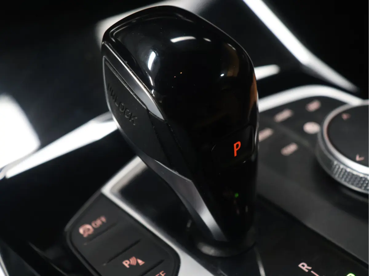 318i M Sport [APPLE CARPLAY, CRUISE CONTROL, DIGITAL DASH, TREKHAAK, PDC V+A, LED, LEDER, NAVIGATIE, BLUETOOTH, CLIMATE CONTROL, NIEUWSTAAT]