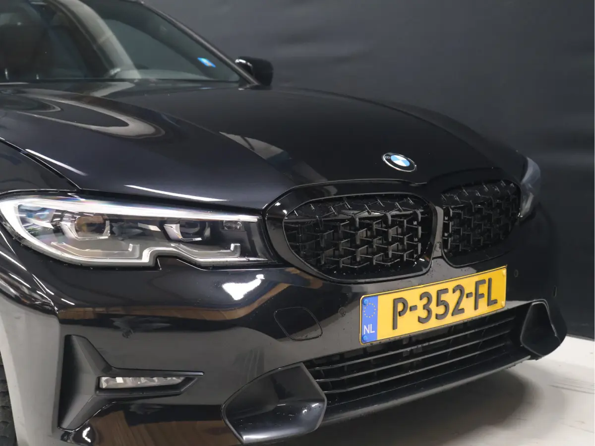 318i M Sport [APPLE CARPLAY, CRUISE CONTROL, DIGITAL DASH, TREKHAAK, PDC V+A, LED, LEDER, NAVIGATIE, BLUETOOTH, CLIMATE CONTROL, NIEUWSTAAT]