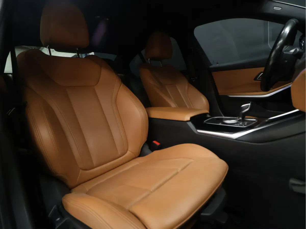 318i M Sport [APPLE CARPLAY, CRUISE CONTROL, DIGITAL DASH, TREKHAAK, PDC V+A, LED, LEDER, NAVIGATIE, BLUETOOTH, CLIMATE CONTROL, NIEUWSTAAT]