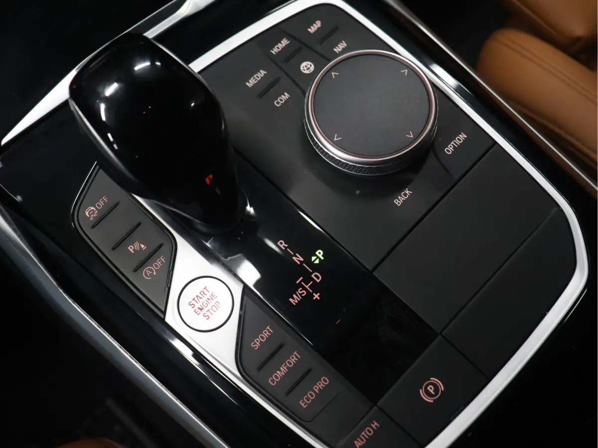 318i M Sport [APPLE CARPLAY, CRUISE CONTROL, DIGITAL DASH, TREKHAAK, PDC V+A, LED, LEDER, NAVIGATIE, BLUETOOTH, CLIMATE CONTROL, NIEUWSTAAT]