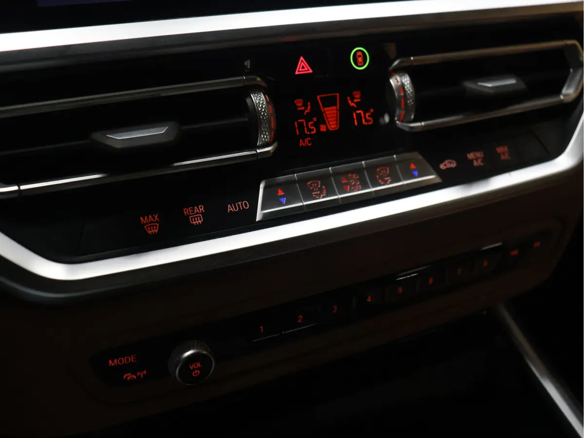 318i M Sport [APPLE CARPLAY, CRUISE CONTROL, DIGITAL DASH, TREKHAAK, PDC V+A, LED, LEDER, NAVIGATIE, BLUETOOTH, CLIMATE CONTROL, NIEUWSTAAT]