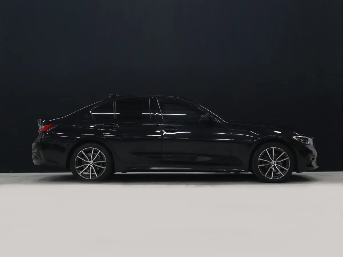 318i M Sport [APPLE CARPLAY, CRUISE CONTROL, DIGITAL DASH, TREKHAAK, PDC V+A, LED, LEDER, NAVIGATIE, BLUETOOTH, CLIMATE CONTROL, NIEUWSTAAT]