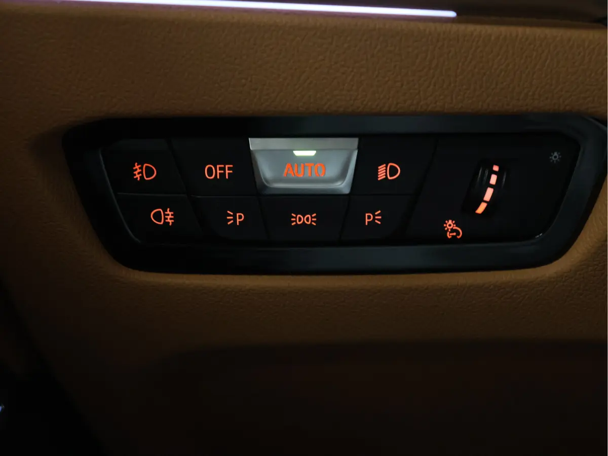 318i M Sport [APPLE CARPLAY, CRUISE CONTROL, DIGITAL DASH, TREKHAAK, PDC V+A, LED, LEDER, NAVIGATIE, BLUETOOTH, CLIMATE CONTROL, NIEUWSTAAT]
