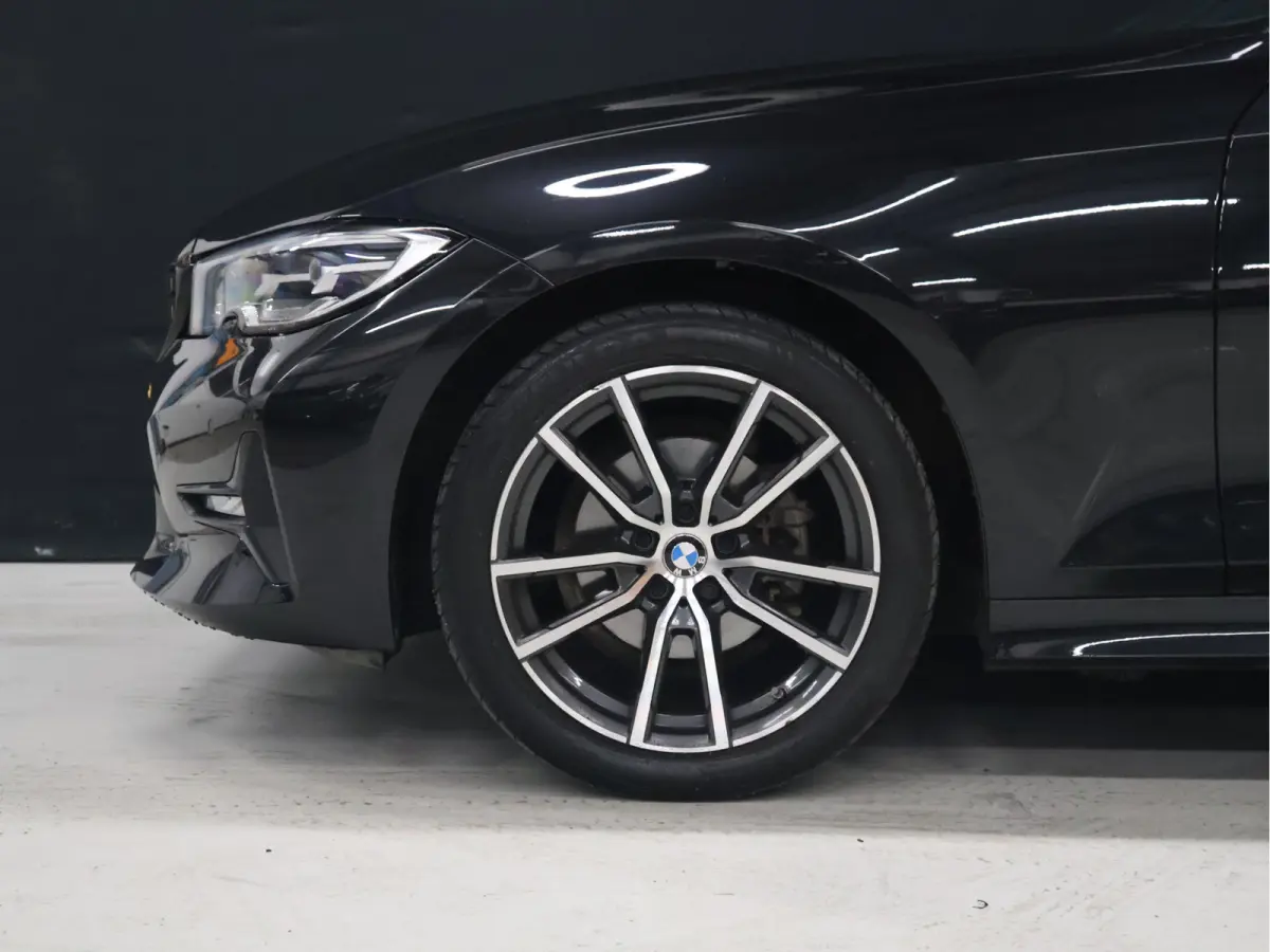 318i M Sport [APPLE CARPLAY, CRUISE CONTROL, DIGITAL DASH, TREKHAAK, PDC V+A, LED, LEDER, NAVIGATIE, BLUETOOTH, CLIMATE CONTROL, NIEUWSTAAT]