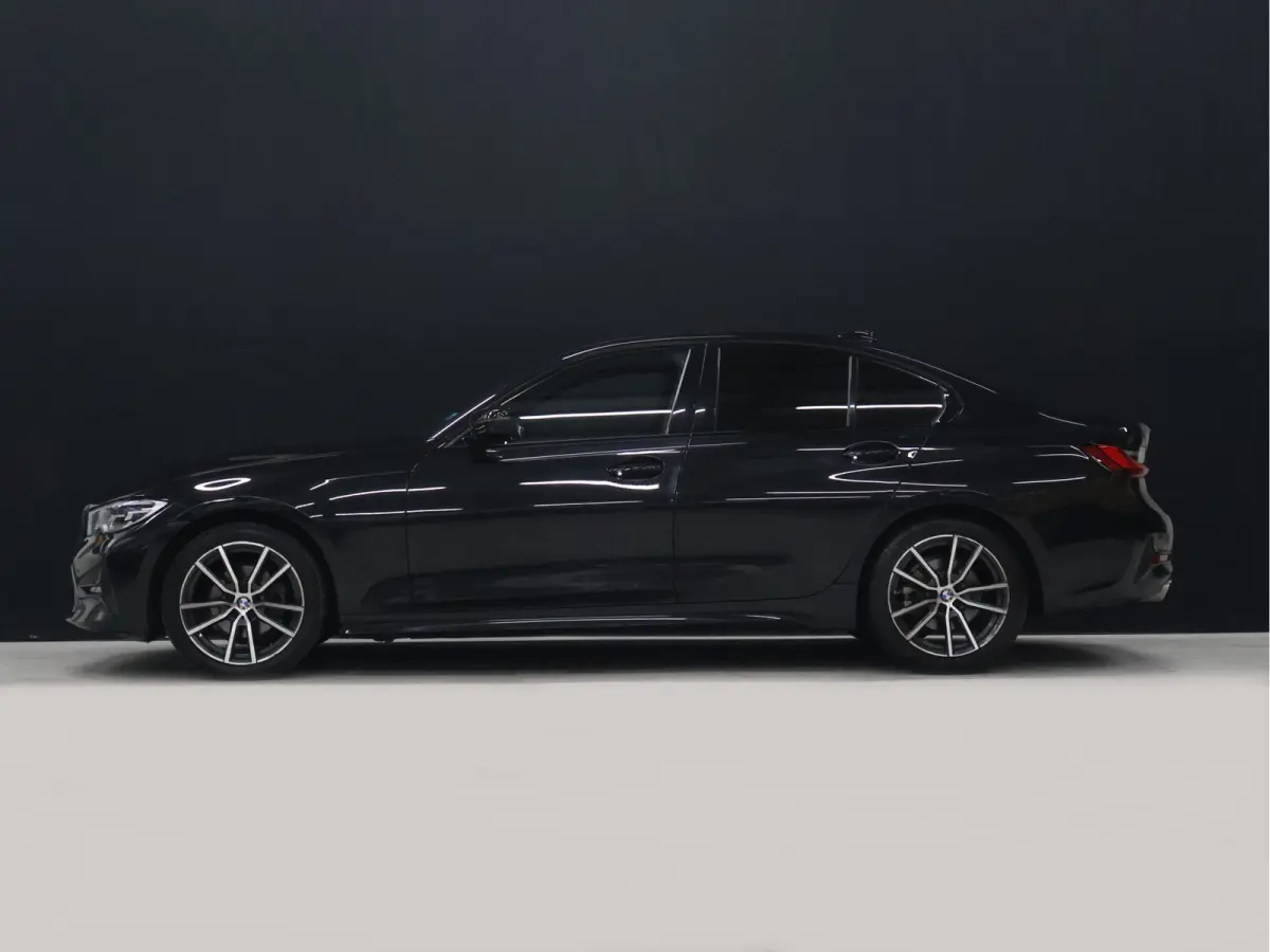 318i M Sport [APPLE CARPLAY, CRUISE CONTROL, DIGITAL DASH, TREKHAAK, PDC V+A, LED, LEDER, NAVIGATIE, BLUETOOTH, CLIMATE CONTROL, NIEUWSTAAT]