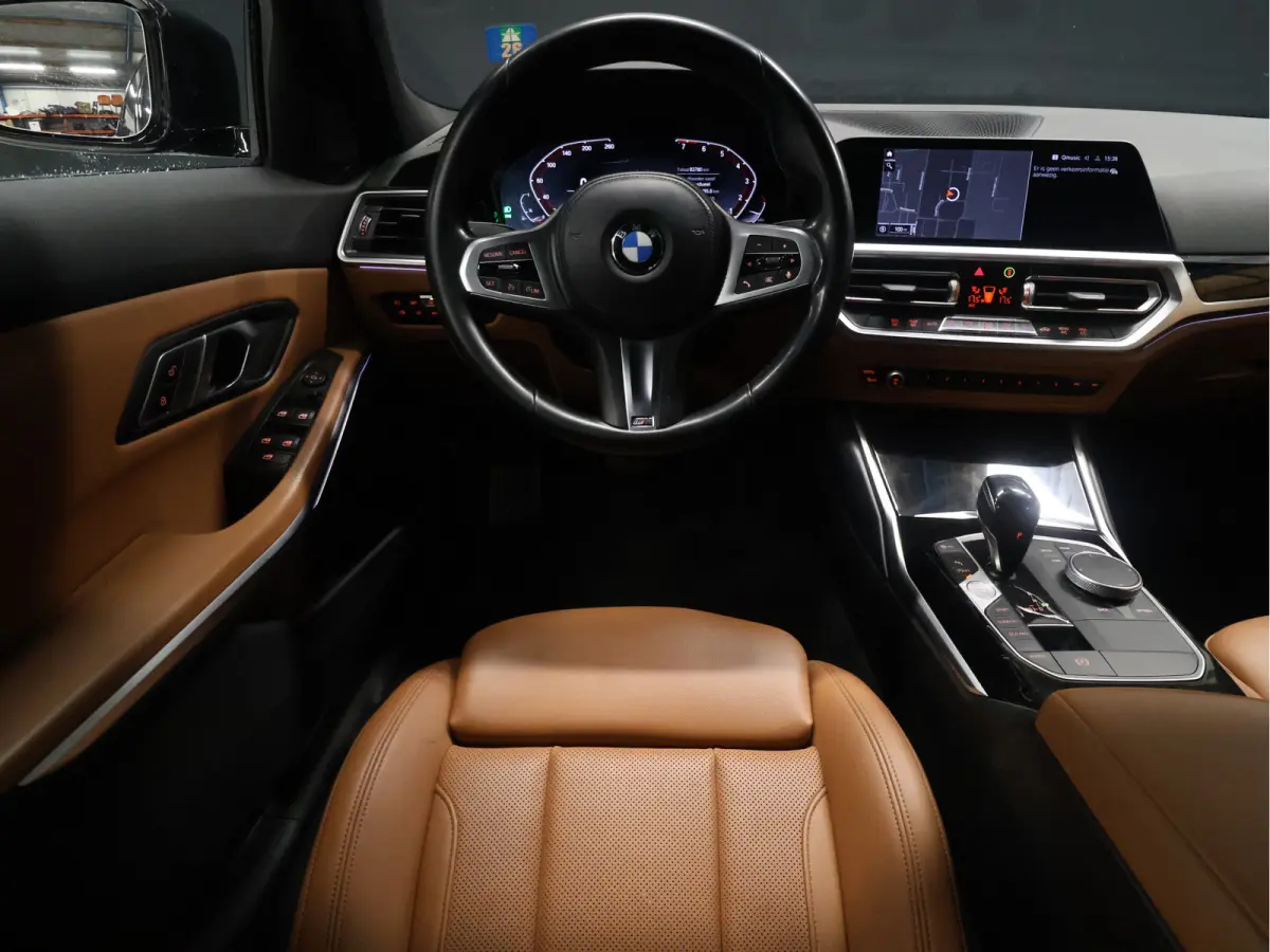 318i M Sport [APPLE CARPLAY, CRUISE CONTROL, DIGITAL DASH, TREKHAAK, PDC V+A, LED, LEDER, NAVIGATIE, BLUETOOTH, CLIMATE CONTROL, NIEUWSTAAT]