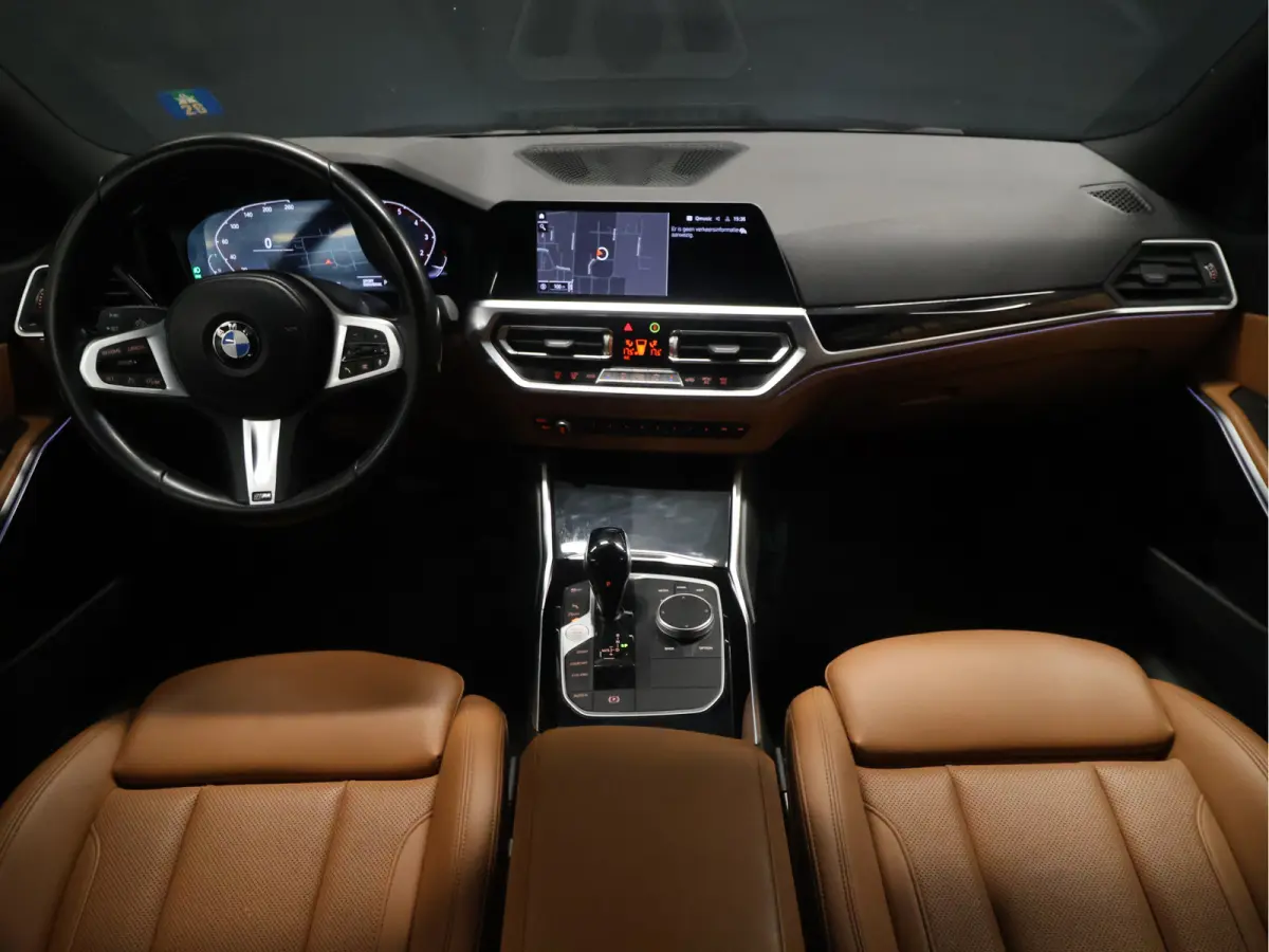 318i M Sport [APPLE CARPLAY, CRUISE CONTROL, DIGITAL DASH, TREKHAAK, PDC V+A, LED, LEDER, NAVIGATIE, BLUETOOTH, CLIMATE CONTROL, NIEUWSTAAT]