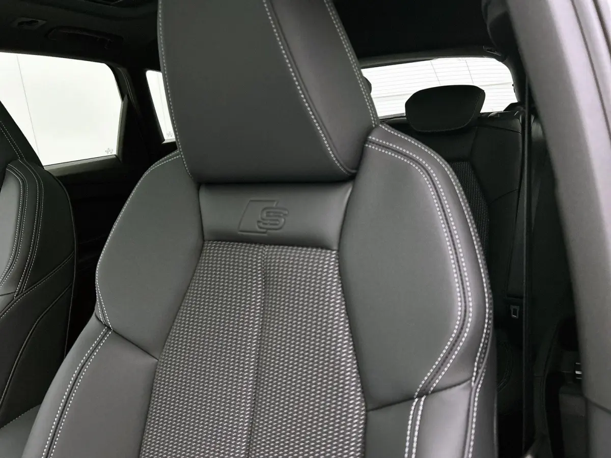 S edition performance 82 kWh 286 PK | Navigatie | Glazen Panoramadak | Adaptive Cruise Control | Privacy Glas | Optiek Pakket Zwart | Stoelverwarming | Trekhaak |