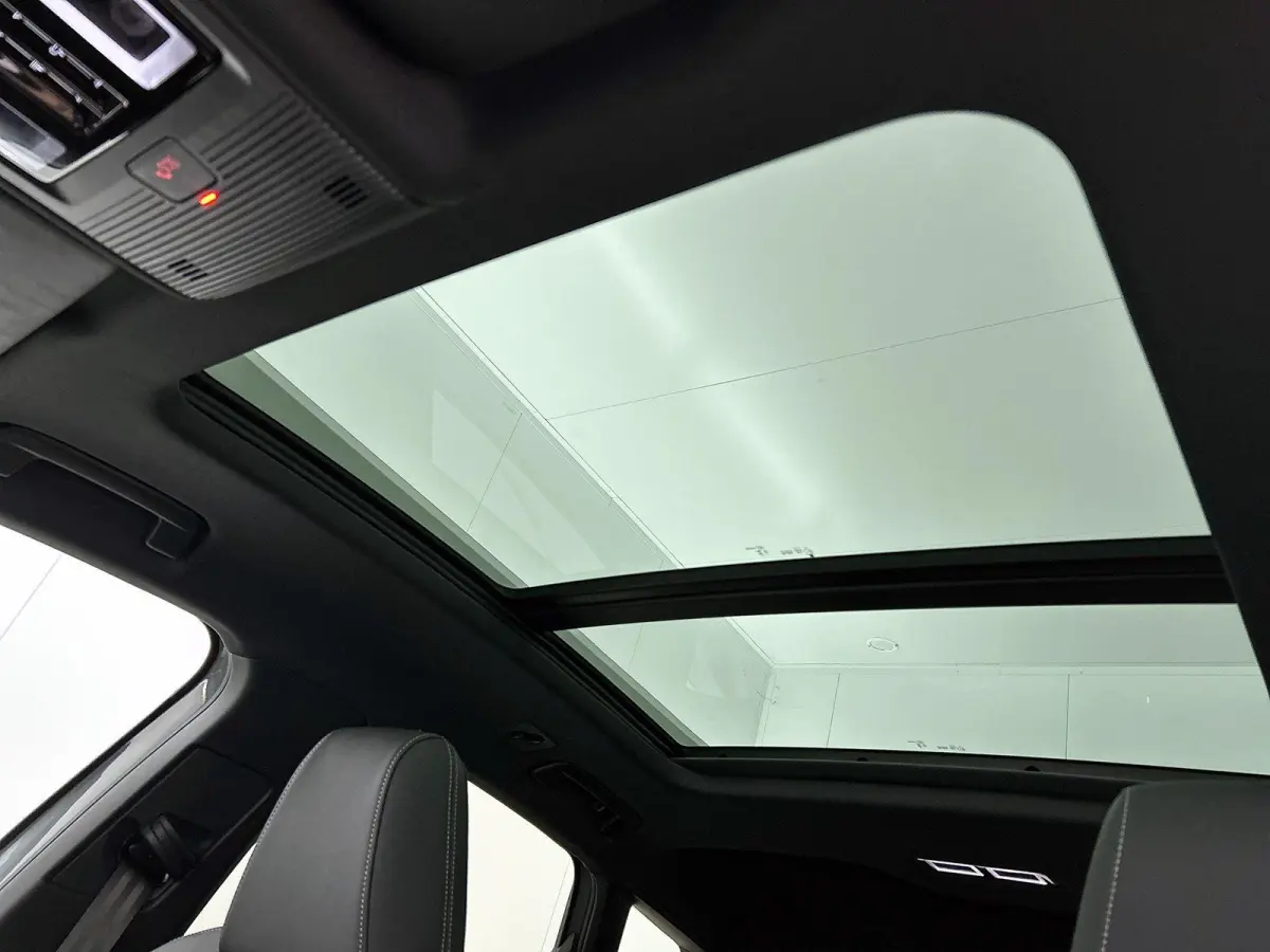 S edition performance 82 kWh 286 PK | Navigatie | Glazen Panoramadak | Adaptive Cruise Control | Privacy Glas | Optiek Pakket Zwart | Stoelverwarming | Trekhaak |