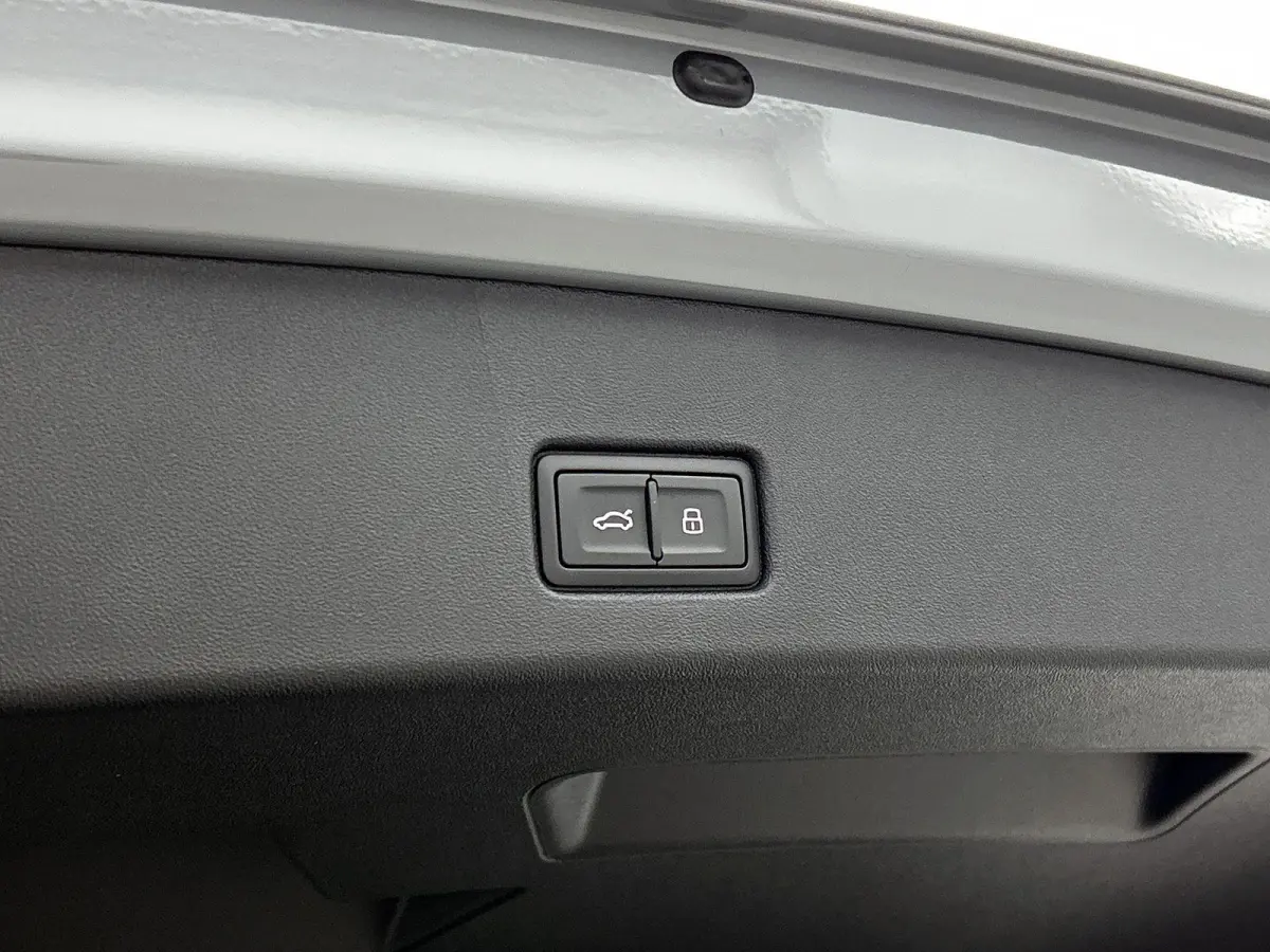 S edition performance 82 kWh 286 PK | Navigatie | Glazen Panoramadak | Adaptive Cruise Control | Privacy Glas | Optiek Pakket Zwart | Stoelverwarming | Trekhaak |