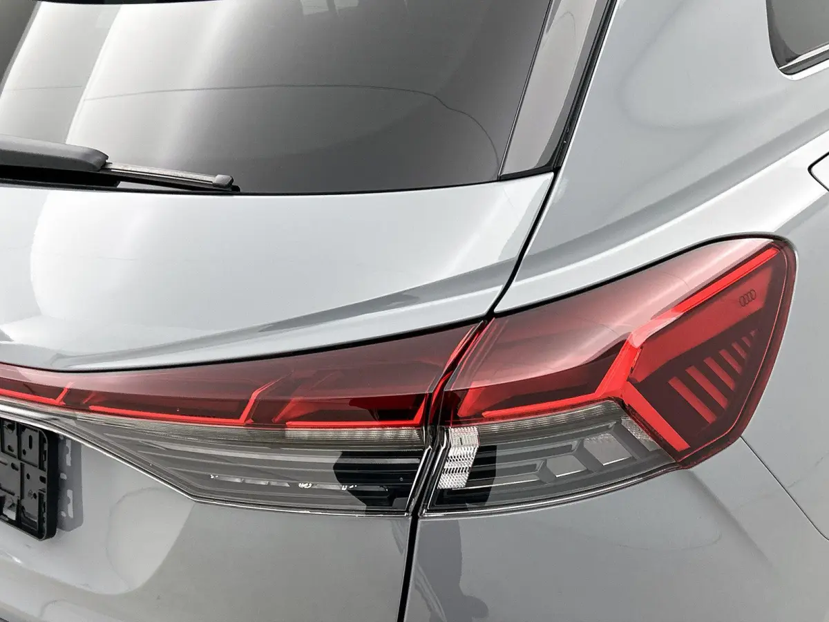 S edition performance 82 kWh 286 PK | Navigatie | Glazen Panoramadak | Adaptive Cruise Control | Privacy Glas | Optiek Pakket Zwart | Stoelverwarming | Trekhaak |