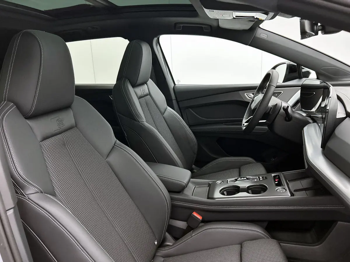 S edition performance 82 kWh 286 PK | Navigatie | Glazen Panoramadak | Adaptive Cruise Control | Privacy Glas | Optiek Pakket Zwart | Stoelverwarming | Trekhaak |
