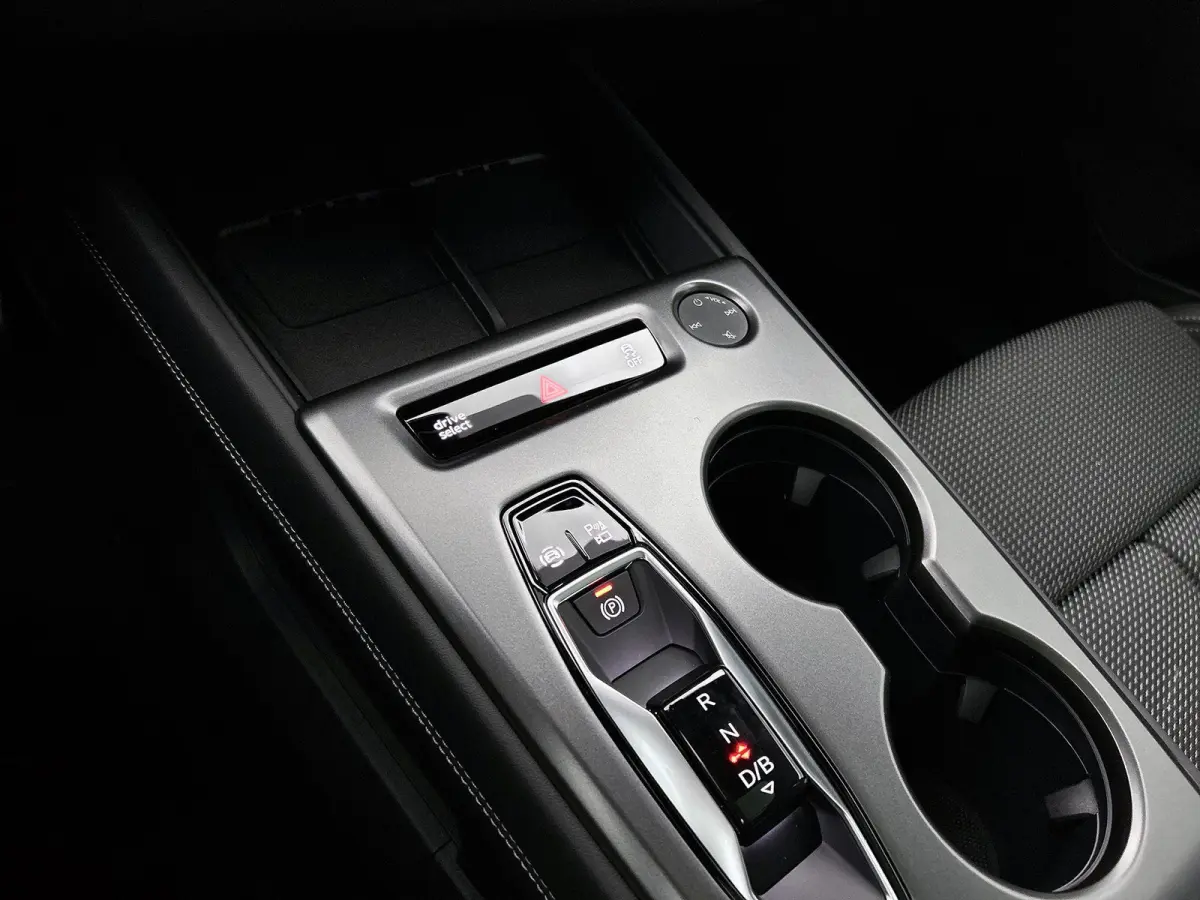 S edition performance 82 kWh 286 PK | Navigatie | Glazen Panoramadak | Adaptive Cruise Control | Privacy Glas | Optiek Pakket Zwart | Stoelverwarming | Trekhaak |