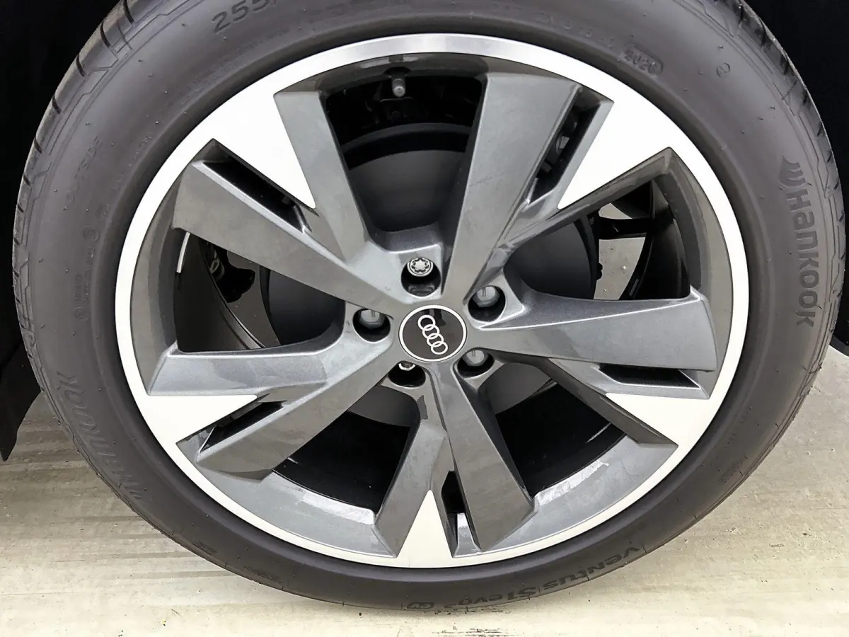 S edition performance 82 kWh 286 PK | Navigatie | Glazen Panoramadak | Adaptive Cruise Control | Privacy Glas | Optiek Pakket Zwart | Stoelverwarming | Trekhaak |