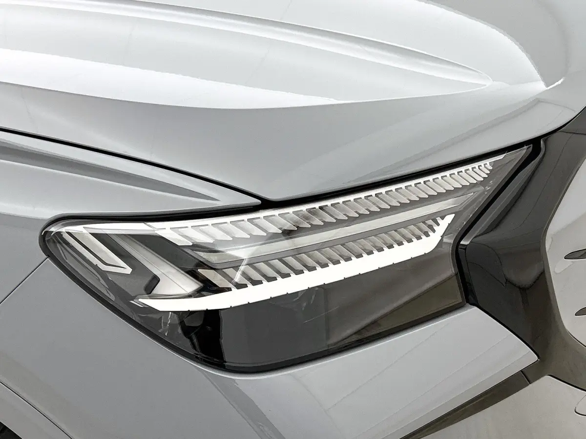 S edition performance 82 kWh 286 PK | Navigatie | Glazen Panoramadak | Adaptive Cruise Control | Privacy Glas | Optiek Pakket Zwart | Stoelverwarming | Trekhaak |