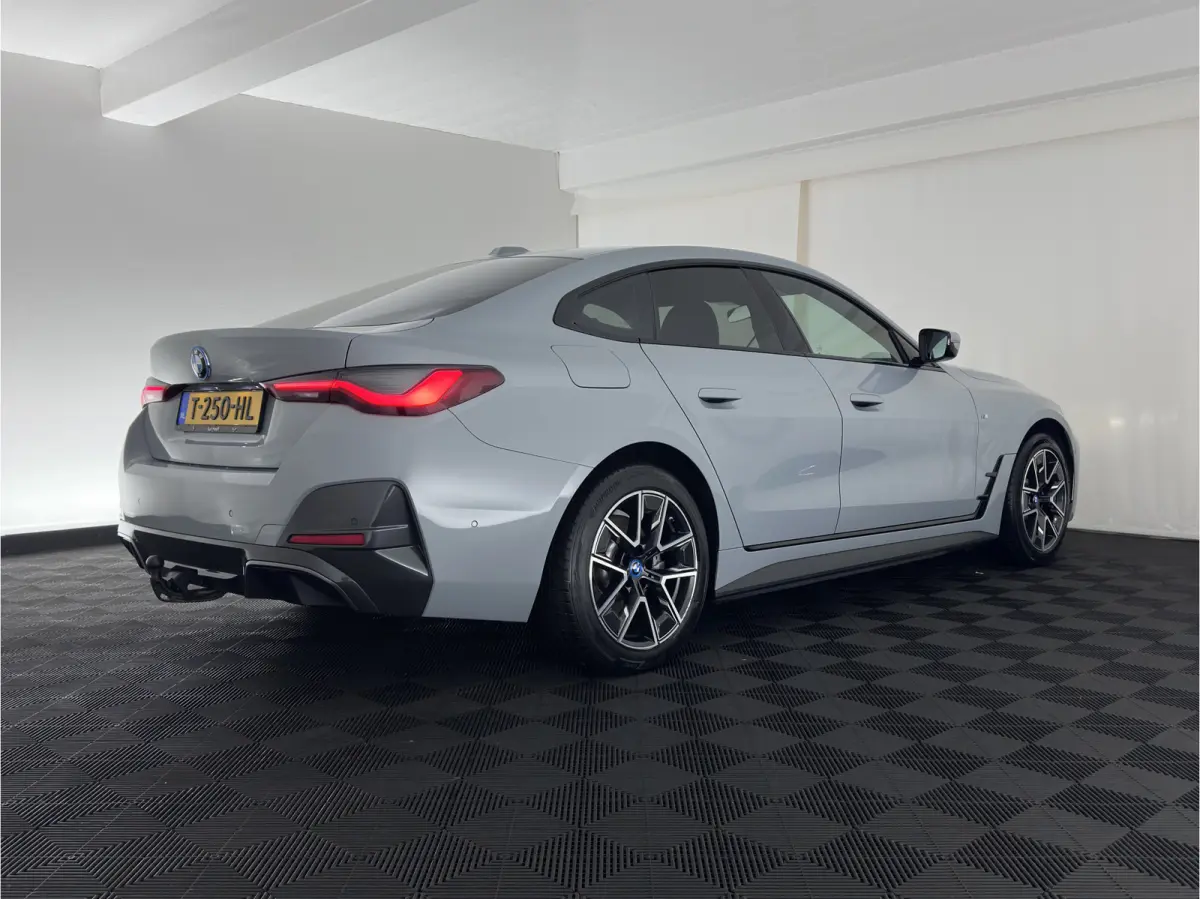 eDrive35 70 kWh M-Sportpack [3-Fase-11kW] {SoH-99%} (INCL.BTW) *LEATHER-MICROFIBRE | FULL-LED | ADAPTIVE-CRUISE |SPORTSEATS | CAMERA | DAB | DIGI-COCKPIT | NAVI-FULLMAP | AMBIENT-LIGHT | ECC