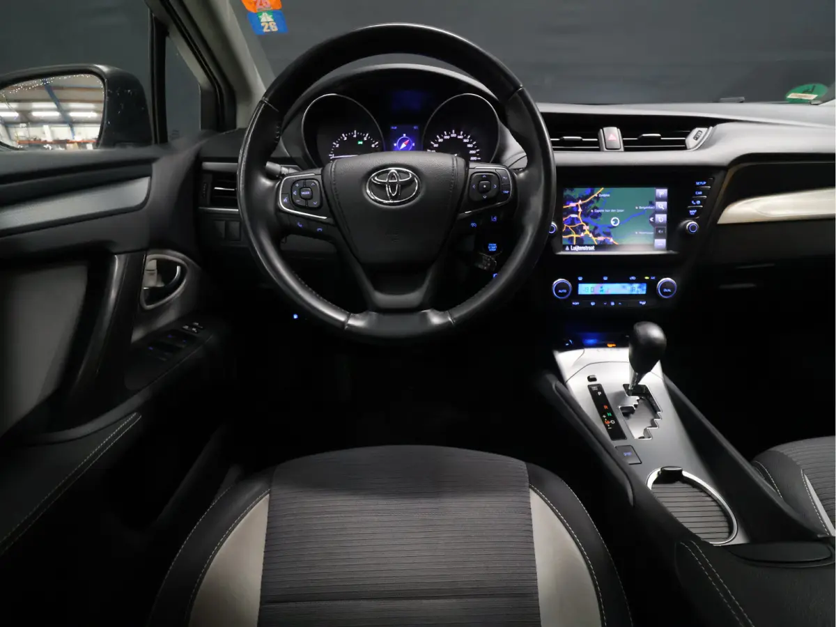 1.8 VVT-i SkyView Edition [STOELVERWARMING, CAMERA, CRUISE CONTROL, CLIMATE CONTROL, BLUETOOTH, START STOP SYSTEEM, MULTIFUNCTIONEEL STUURWIEL, LED, NAVIGATIE, NIEUWSTAAT]