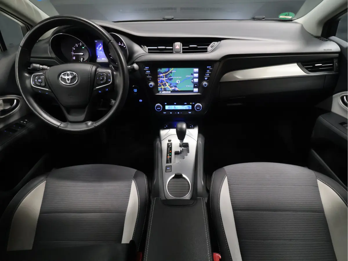 1.8 VVT-i SkyView Edition [STOELVERWARMING, CAMERA, CRUISE CONTROL, CLIMATE CONTROL, BLUETOOTH, START STOP SYSTEEM, MULTIFUNCTIONEEL STUURWIEL, LED, NAVIGATIE, NIEUWSTAAT]