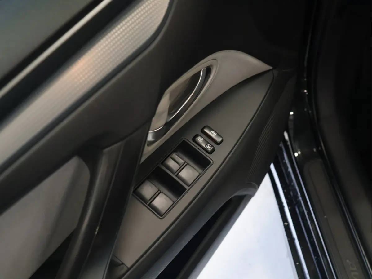 1.8 VVT-i SkyView Edition [STOELVERWARMING, CAMERA, CRUISE CONTROL, CLIMATE CONTROL, BLUETOOTH, START STOP SYSTEEM, MULTIFUNCTIONEEL STUURWIEL, LED, NAVIGATIE, NIEUWSTAAT]