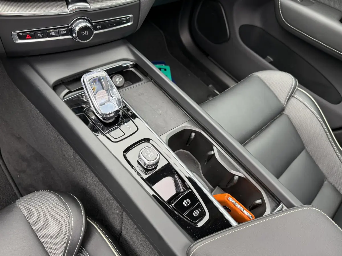 2.0 T6 Plug-in hybrid AWD Plus Black Edition SOH 100% | HARMAN KARDON| PANO| CAMERA | STOEL + STUURVERWARMING| PILOT ASSIST| MEMORY STOELEN| ACHTERBANK VERWARMD|