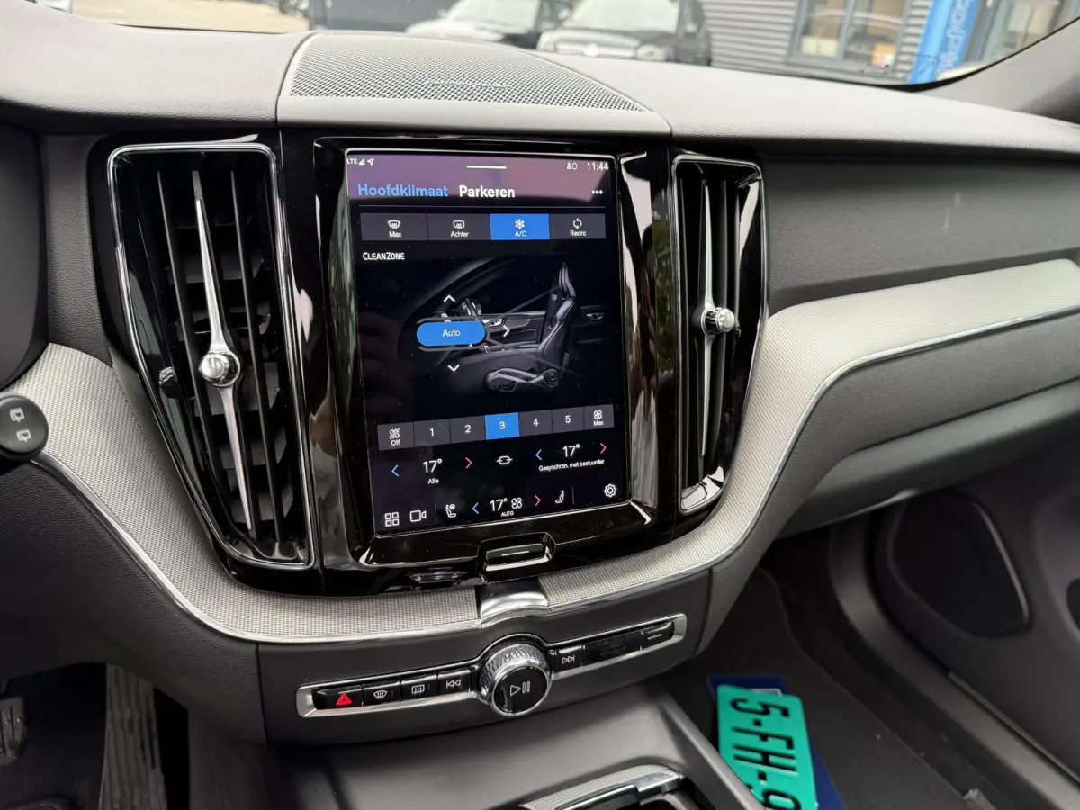 2.0 T6 Plug-in hybrid AWD Plus Black Edition SOH 100% | HARMAN KARDON| PANO| CAMERA | STOEL + STUURVERWARMING| PILOT ASSIST| MEMORY STOELEN| ACHTERBANK VERWARMD|