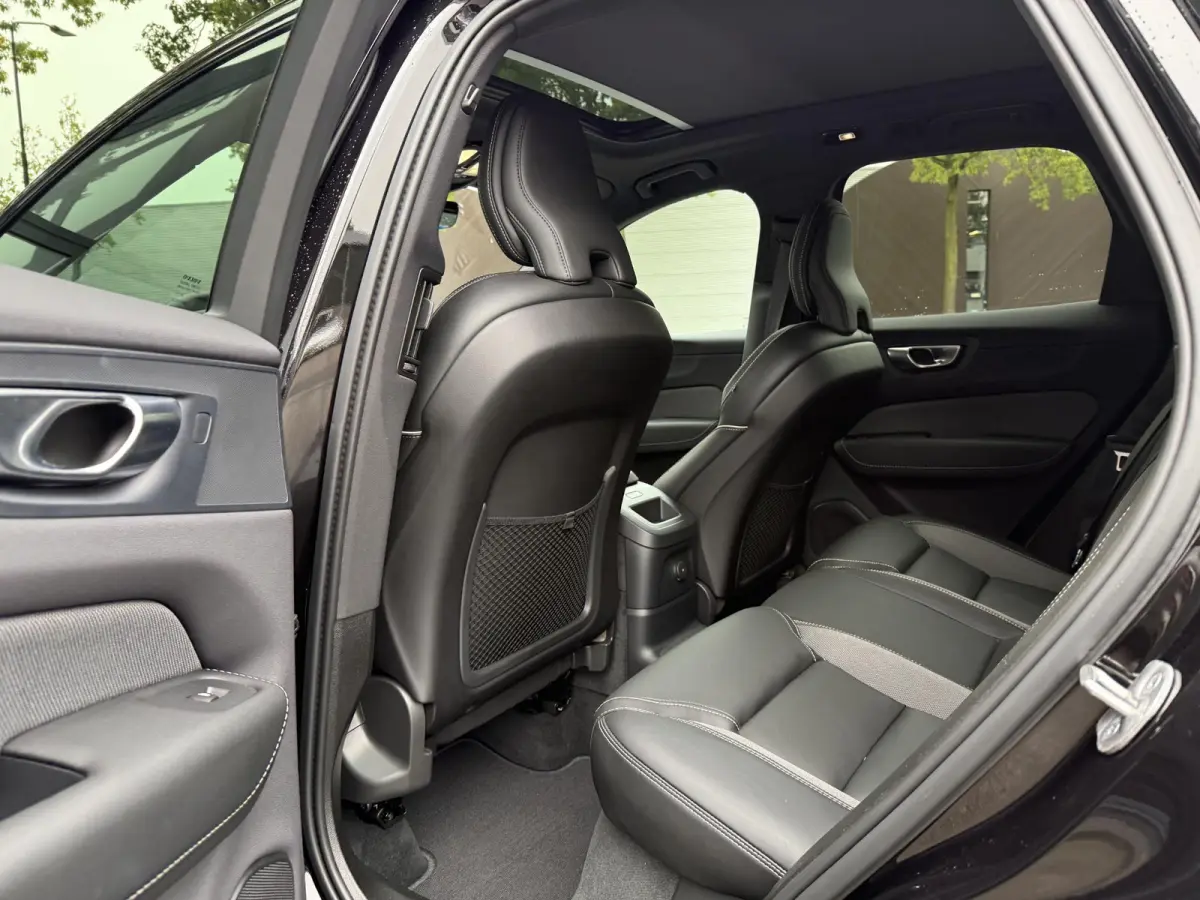 2.0 T6 Plug-in hybrid AWD Plus Black Edition SOH 100% | HARMAN KARDON| PANO| CAMERA | STOEL + STUURVERWARMING| PILOT ASSIST| MEMORY STOELEN| ACHTERBANK VERWARMD|
